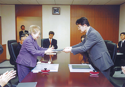 【2008年】SATREPSを共同で実施する国際協力機構（JICA)との調印式（左：緒方貞子JICA理事長、右：北澤宏一JST第4代理事長）