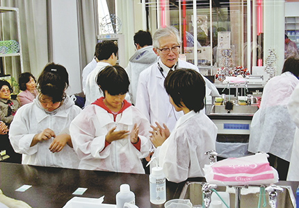 【2003年】白川英樹博士の実験工房が日本科学未来館で始まる。