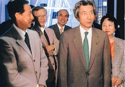 【2003年】日本科学未来館で政府のIT戦略会議開催。小泉純一郎首相を案内する毛利衛館長
