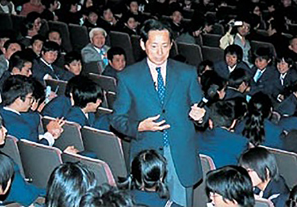 【2003年】川口市制70周年記念行事で、中学生を前に講演する毛利衛日本科学未来館館長