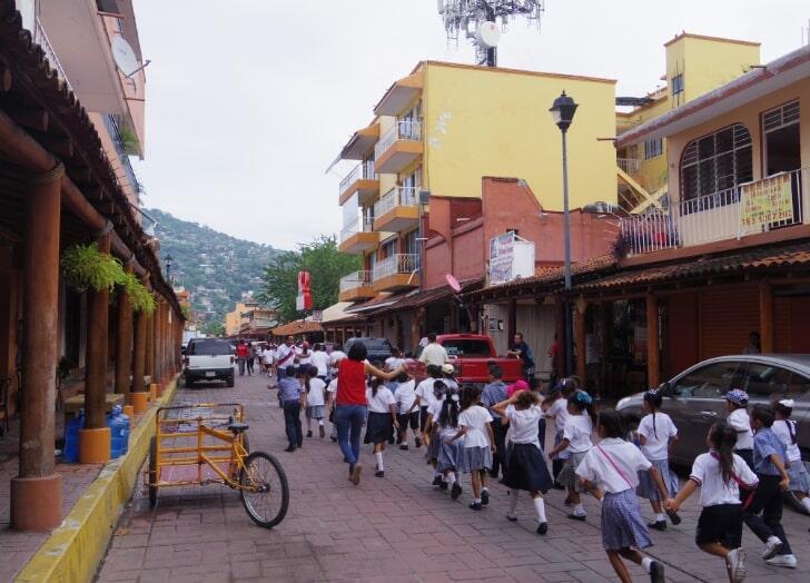 メキシコで津波避難訓練に取り組む子供たち