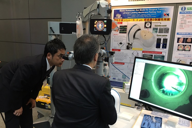 An Ophthalmologist trying the Bionic-Eye simulator