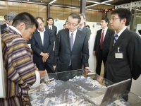 Explaining the Bhutan project to MEXT Minister Masaharu Nakagawa with a model of the Himalayas