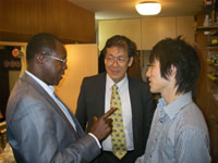 セドゴ大臣(左)から日本の若者へ「私の夢はブルキナファソの若者が“君のように”働くことだ。」