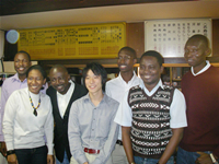 国際水環境技術学院(2iE)で学ぶ若手研究者と
筆者 (中央)　とてもフレンドリーでみなさん笑顔がすてきです。