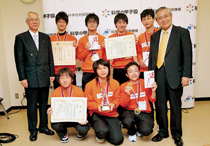 【2012年】「第1回科学の甲子園」優勝校とノーベル化学賞受賞の根岸英一先生(右端)。左端は中村道治JST第5代理事長