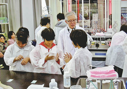 【2003年】白川英樹博士の実験工房が日本科学未来館で始まる。