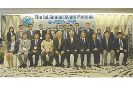 【2012年】東アジア首脳会議参加国との共同研究プログラム（e-ASIA JRP）が発足（前列中央は、中村道治ＪＳＴ理事長）