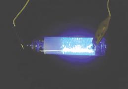電子エミッタによる高輝度発光