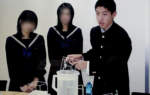 岐阜県庁での日本数学コンクール金賞受賞報告で、研究成果を解説する吉村さん（右）