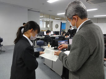 同校独自の高大連携「横浜市大チャレンジプログラム」を通して、高校3年間での課題研究の成果を、進路実現につなげる取組を行っています。の画像
