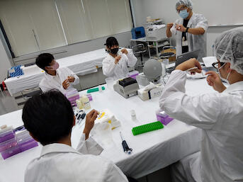 企業・大学が発揮する創造力・技術力・課題解決力の実際を学び、多面的な視野から問題構造を捉える力を養成し、課題研究の充実を図っています。の画像