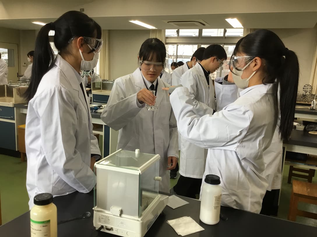 文系・理系を問わず科学的素養を育てることをねらいとした「学際融合型プログラム」に全生徒・教員が一体となって取り組んでいますの画像