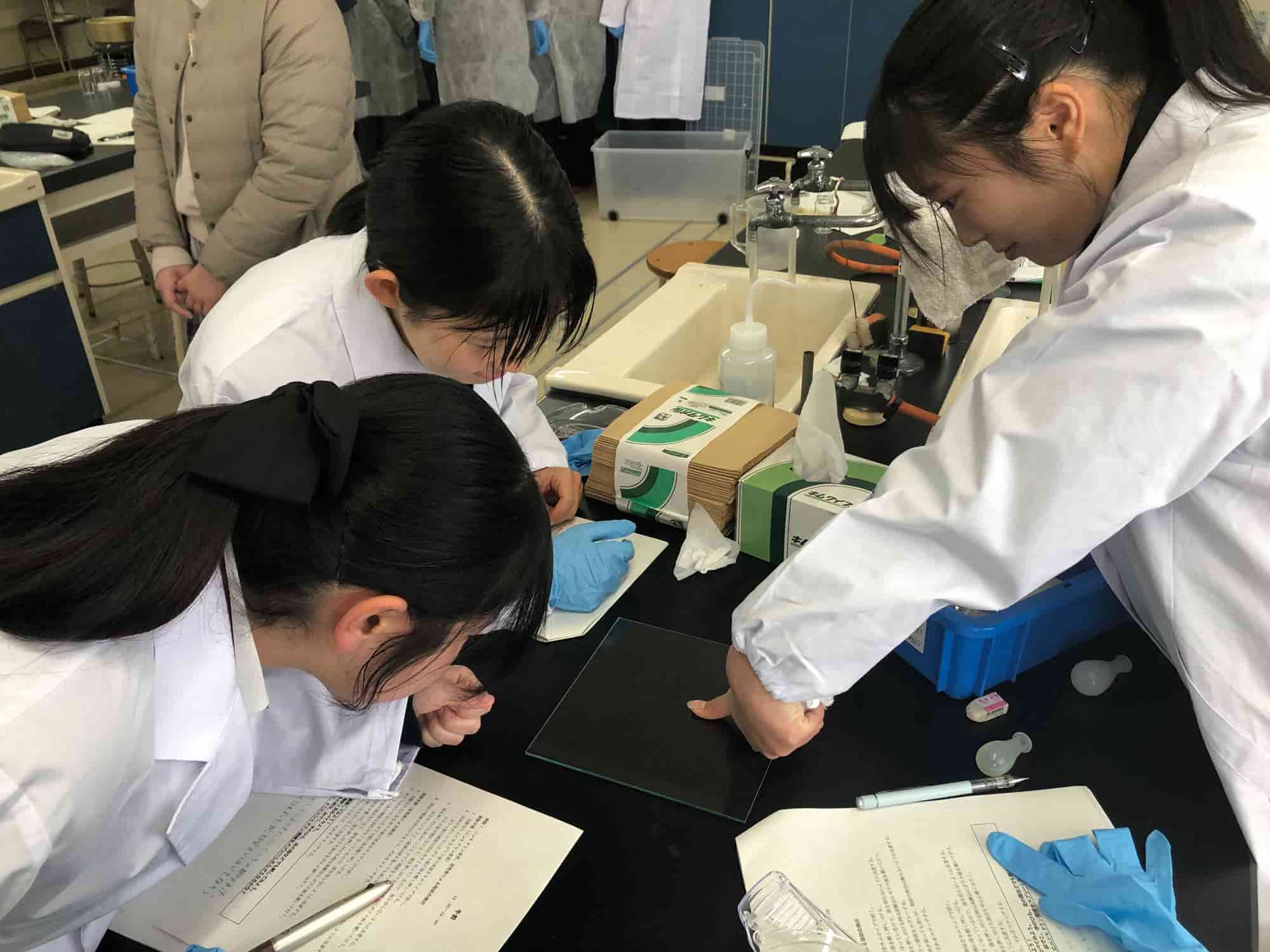 大学教授を招へいし、科学オリンピック対策の強化講座を開催することで、オリンピックに挑戦する生徒のモチベーションと実力アップを図る取組の画像
