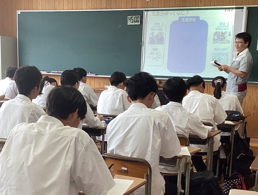 地元企業とそこで働く人たちについて探究し、高校・大学での学びと働くことをリンクさせ、自己の将来像を具体化する「企業研究」の画像