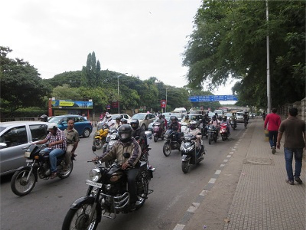 写真2： バンガロールの交通事情（2015年7月筆者撮影）