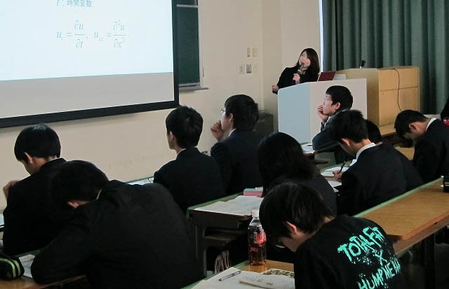 （写真�B／微分方程式を使った人口予測について講義する九州大学・教授の杉山由恵さん