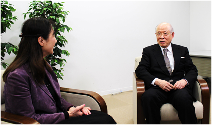 インタビューの様子　野依センター長とダイバーシティ推進室　渡辺室長