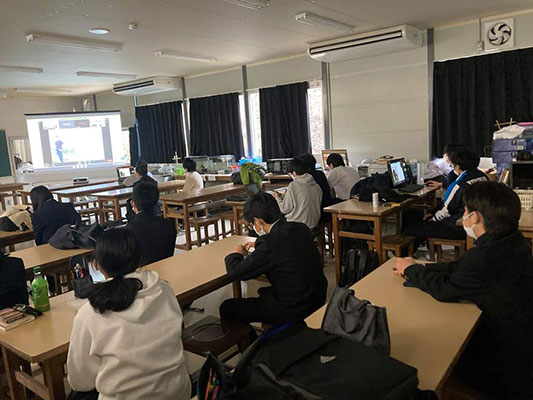 深津武馬研究総括が、神奈川県立横須賀高等学校の探究・生物分野希望の2年生と科学部1~2年生(約24名)を対象に、オンライン特別講義「共生の世界:生き物はひとりで生きているんじゃない」を行いました。