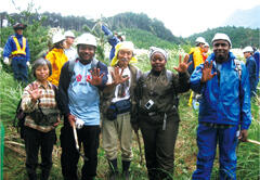 屋久島の研修で、屋久島生物多様性保全協議会の人たちと保全活動をするガボン人研究者