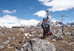 標高5300mの氷河湖の堤体に設置した自動気象観測器