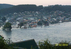 2010年チリ津波によって浸水されるディチャット。
			多くの人が避難して命を取り留めた。