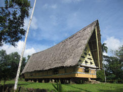 The bai is a traditional Palauan building. Creatures of the coral reef are drawn on the side, bearing witness to Palau's long-standing respect for nature.