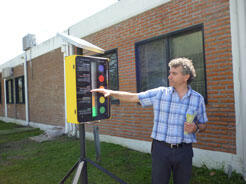 Local researcher explaining the Solmaforo UV meter, which measures ultraviolet radiation and communicates UV intensity to the public in trafficlight style.