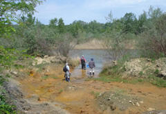 写真：2)	現地のメンバーとともに廃さいと廃水のサンプリング