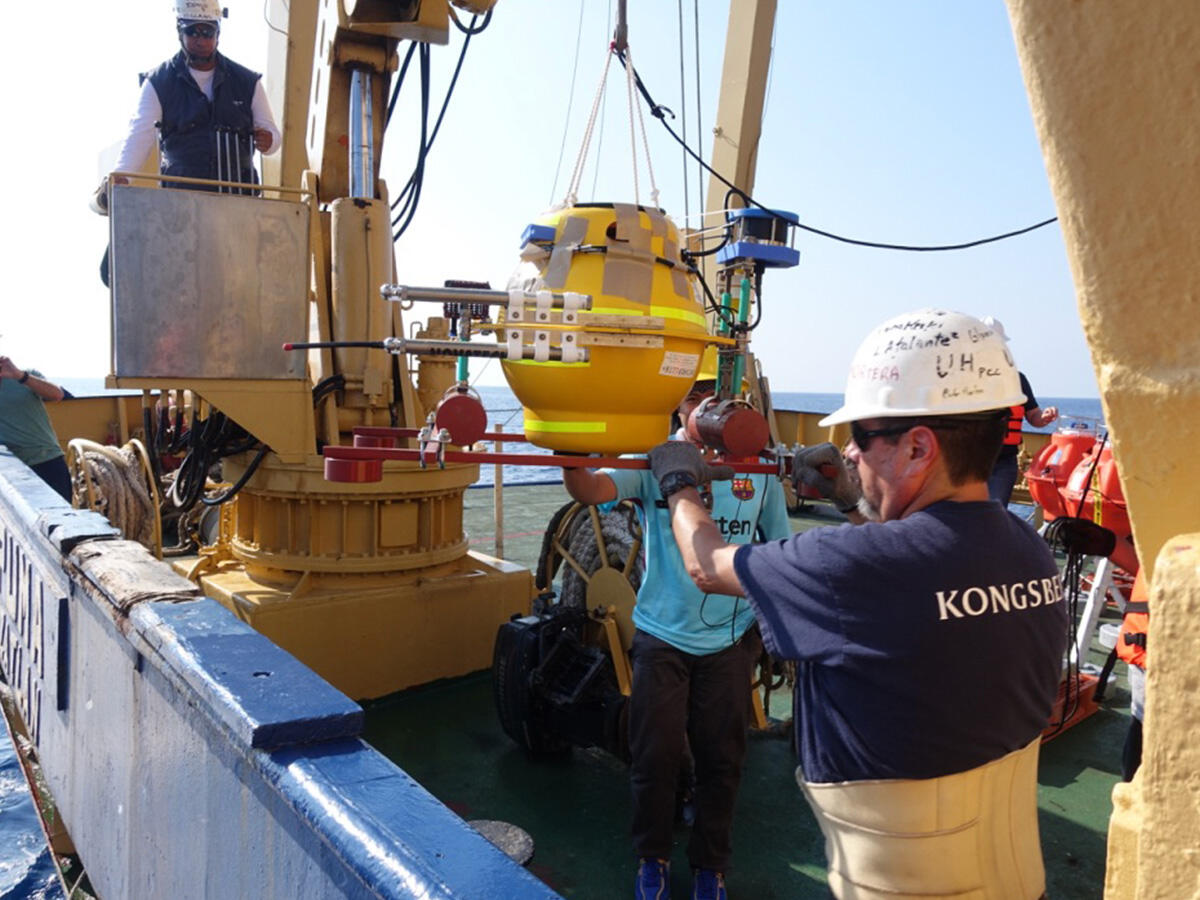 海底観測機材の海底への投入