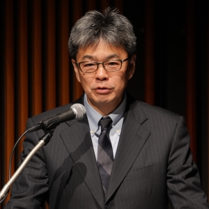 飯室 聡 氏
