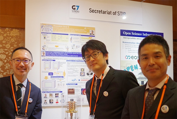 Fig. 4: 32-ch SNSPD refrigerator system exhibited at G7.