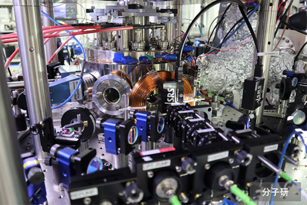 Cold-atom-based quantum computer hardware