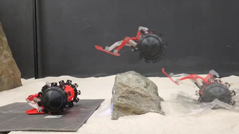 写真：小型跳躍ロボット「RED2」