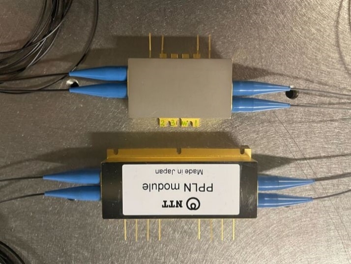 図1 光パラメトリック増幅器の外観図 (上)従来のモジュール(下)新規に作製した短尺のモジュール。