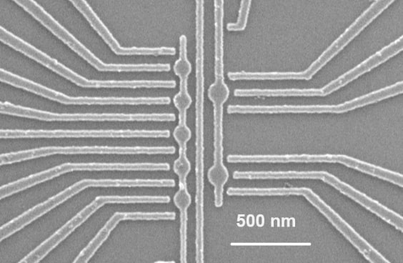 図2:ゲルマニウム量子ドット用ゲート電極の電子顕微鏡写真