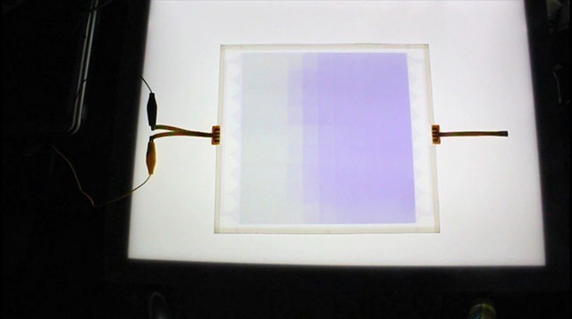 図４　グラデーション変化する調光ガラス（サイズ：２０２０ｃｍ）（左側が透明部分、右側が遮光部分）