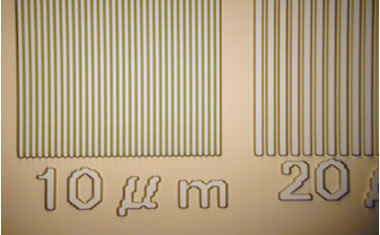 図２．描画テストパターンの一例（0.7mmガラス基板に液体ポジレジストを塗布して露光を行い、現像したもの。線幅10μm、20μm