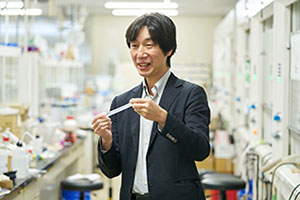 光を制御できる動的フォトニック構造体 異方性の追究でソフトマテリアルを革新