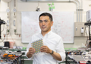 光量子コンピューターの実用化に挑む 誤りは「訂正」でなく「耐性」で対処