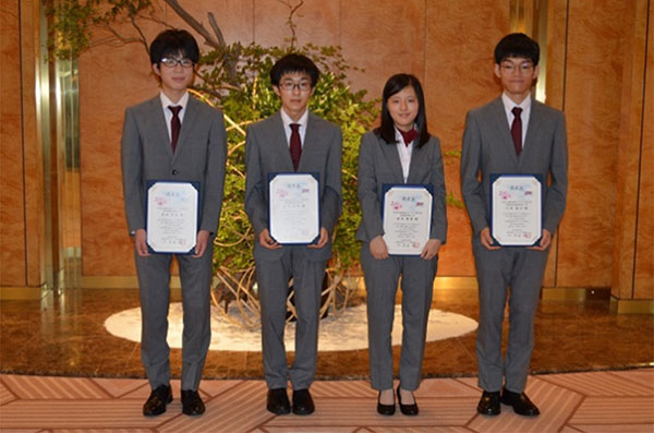 The four students representing Japan at the IBO Challenge 2020. (Mr. Suematsu is the leftmost.) 
