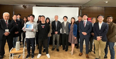 発表を終えて(アメリカからのオンライン参加者はPCにて写真撮影となりました)