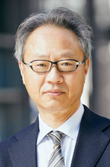 写真：センター長・小林 傳司