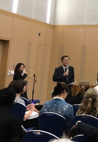 Photo_モデレータの杉原薫氏。 Photo_モデレータの杉原薫氏。