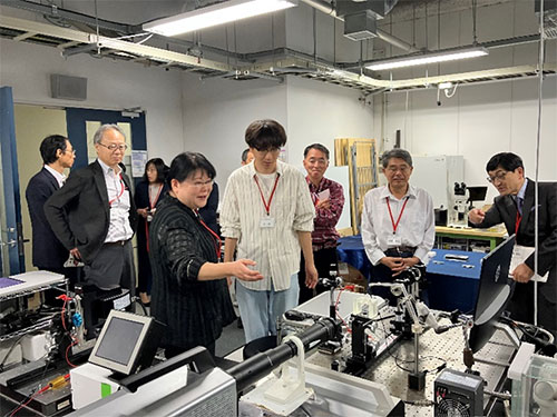写真：ラボ見学の様子
