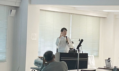 写真：講演中の岩崎秀雄教授