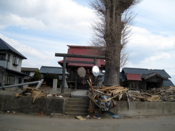 被災地にぽっかりと残った神社