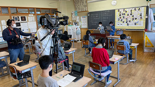 写真：二州小学校でのNHK取材の様子