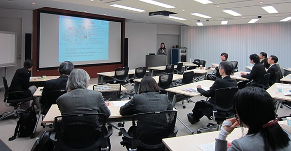 松八重先生の発表の風景