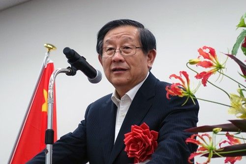 シンポジウムで講演する中国科学技術部の万鋼部長>